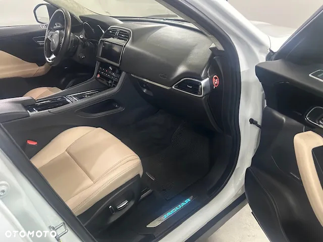 Jaguar F-Pace - 16