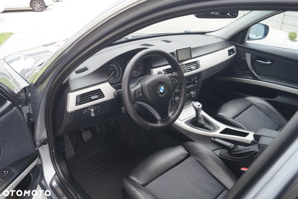 BMW Seria 3 325i - 25