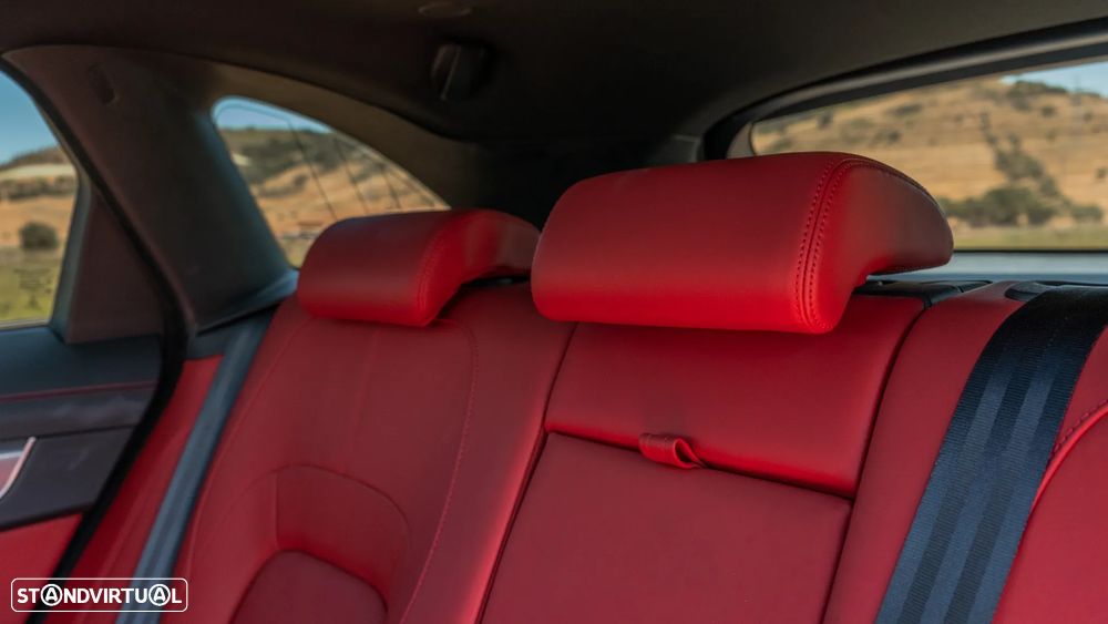 Jaguar F-Pace P400e AWD R-Dynamic HSE - 13