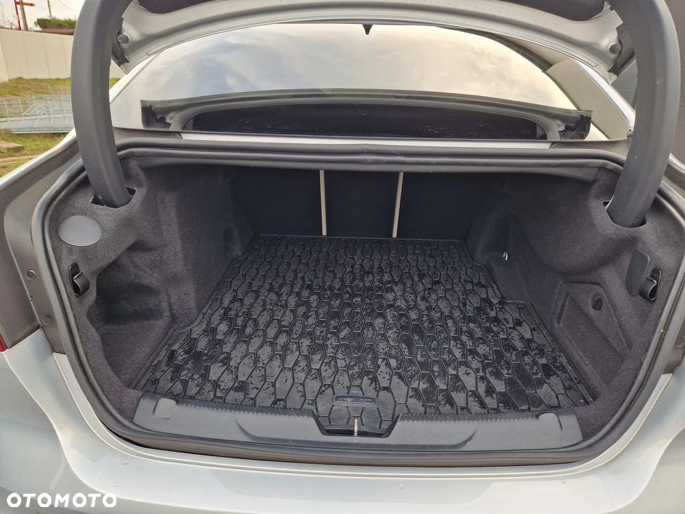 Jaguar XE 2.0 P300 AWD R-Dynamic SE - 18
