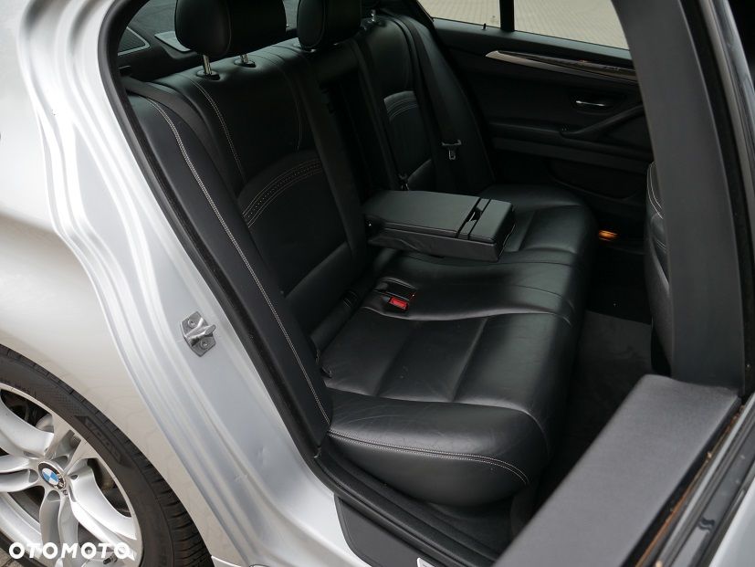 BMW Seria 5 528i xDrive Sport-Aut Luxury Line - 31