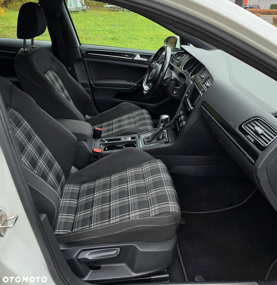 Volkswagen Golf - 10