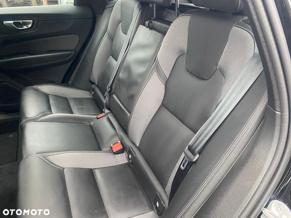 Volvo XC 60 B4 D AWD Plus Dark - 25