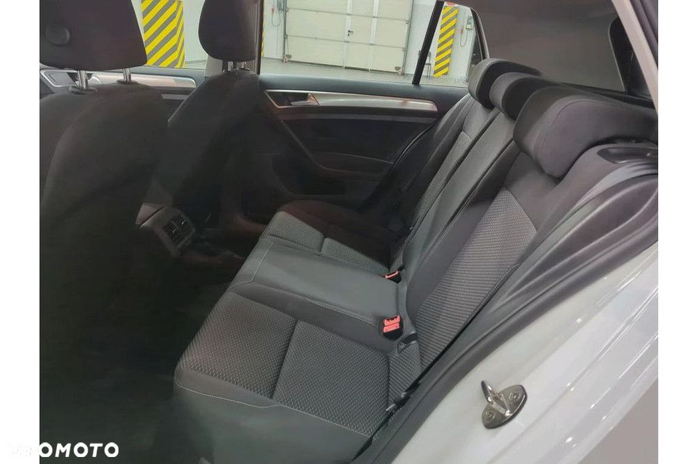 Volkswagen Golf - 6