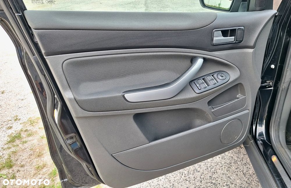 Ford Kuga 2.0 TDCi 2x4 Titanium - 30