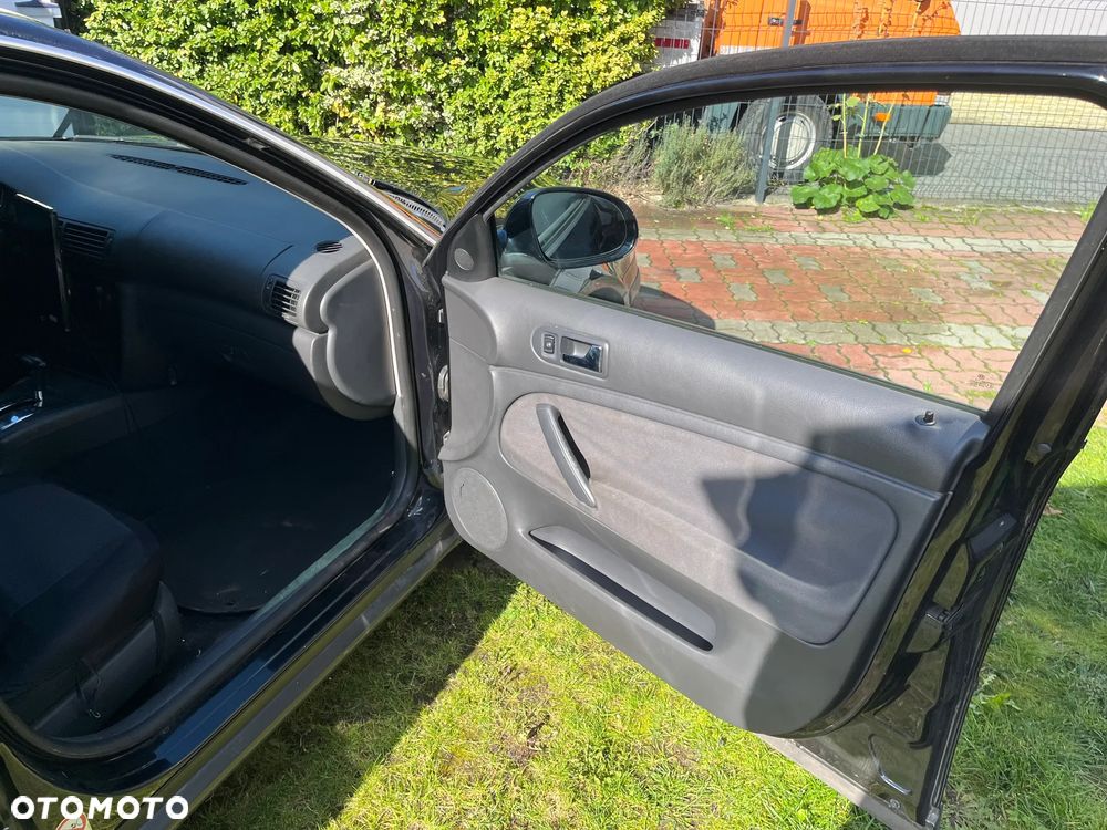 Volkswagen Passat 1.9 TDI Highline - 22