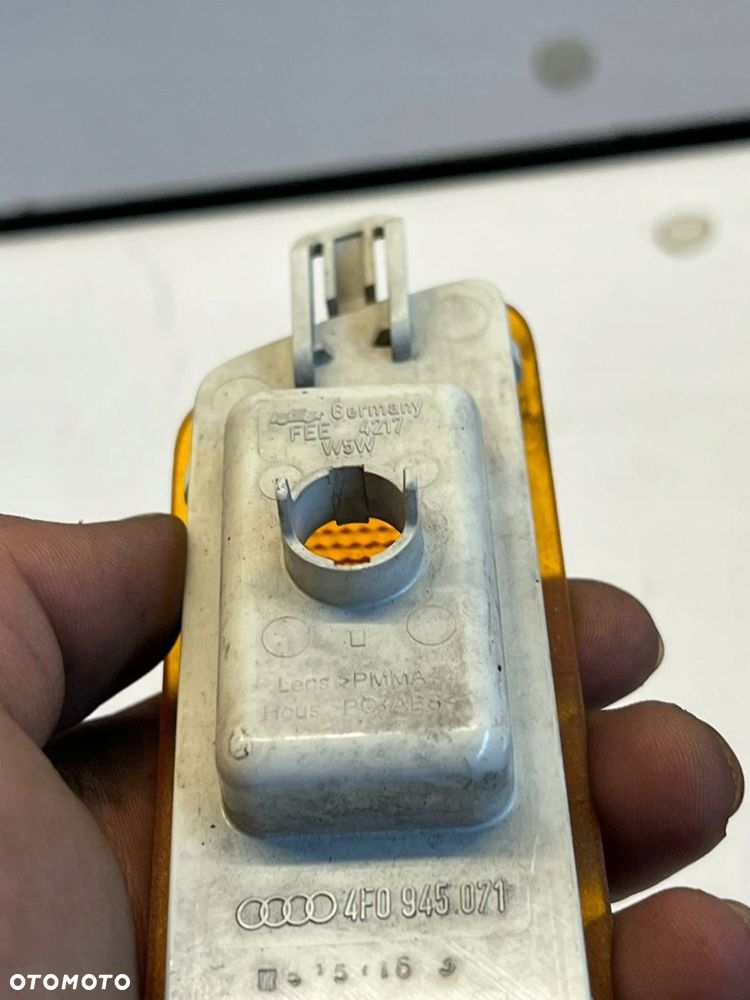 4F0 945 071 Kierunkowskaz przedni OBRYSÓWKA USA Audi A6 S6 C6 4F 2010 - 2