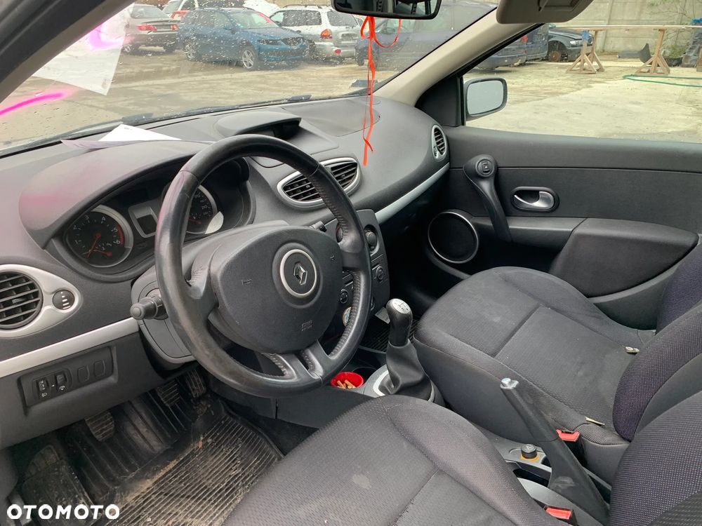 RENAULT CLIO 2005 *SAMOCHÓD NA CZĘŚCI* 2633 MASKA, LAMPA, DRZWI, LUSTERKO, ZDERZAK, GRILL, BŁOTNIK, KLAPA, BELKA, DESKA, FOTELE, KANAPA, ĆWIARTKA, KIEROWNICA, TARCZE, ZACISKI, ZAWIESZENIE, KOMPLETNY PRZÓD, KOMPLETNY TYŁ, LICZNIK, ZEGARY, PRAWE LEWE PRZÓD TYŁ - 5