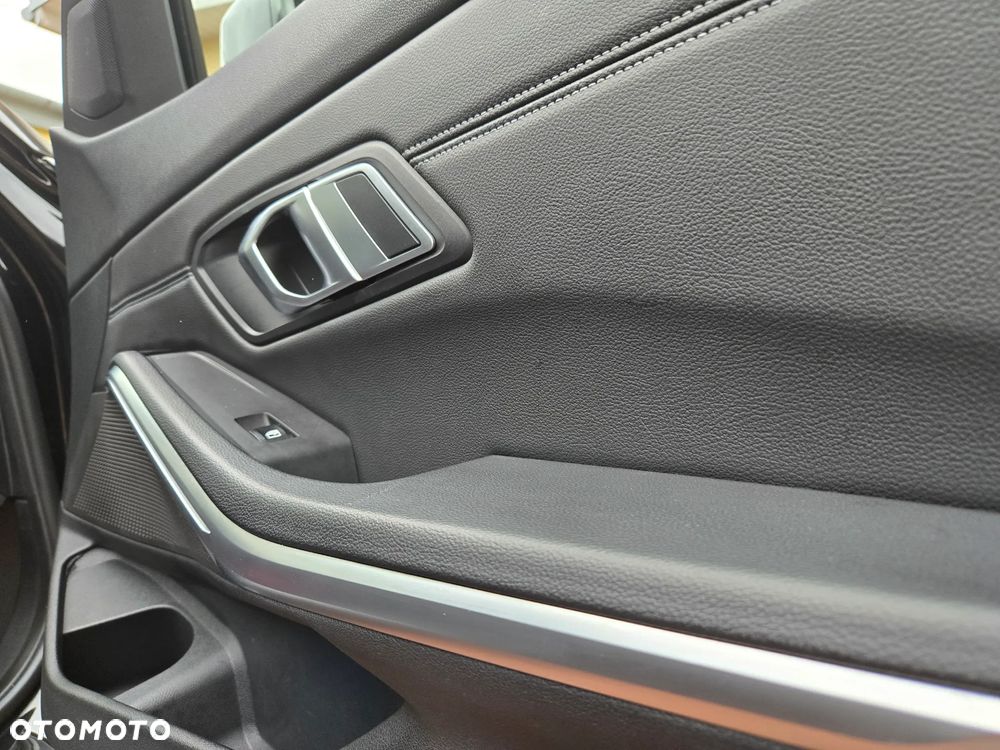 BMW Seria 3 320e xDrive - 14
