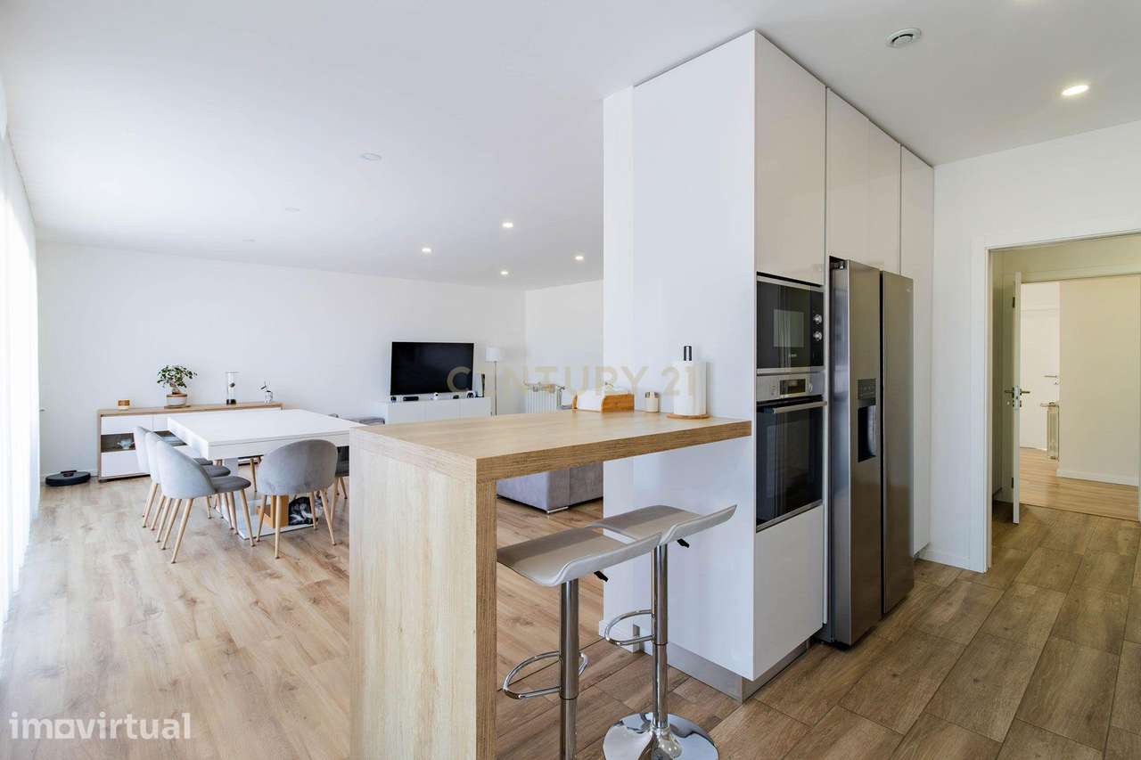 Apartamento T3 semi-novo de alto padrão com 169m² - Grande imagem: 3/27