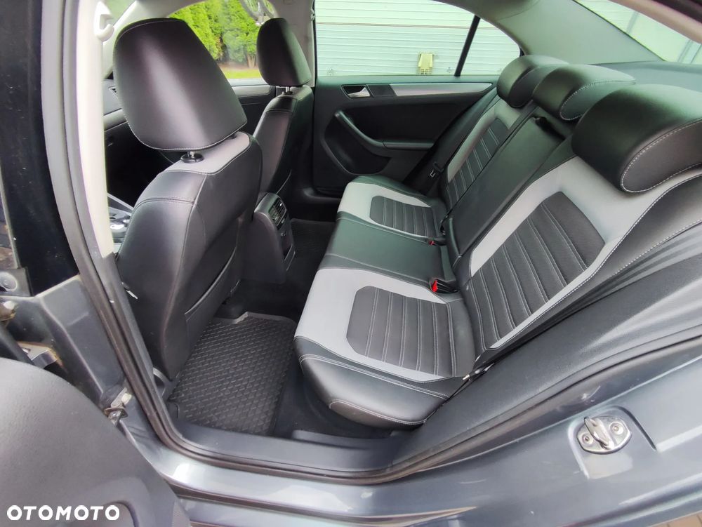 Volkswagen Jetta 2.0 TDI Highline DSG - 10