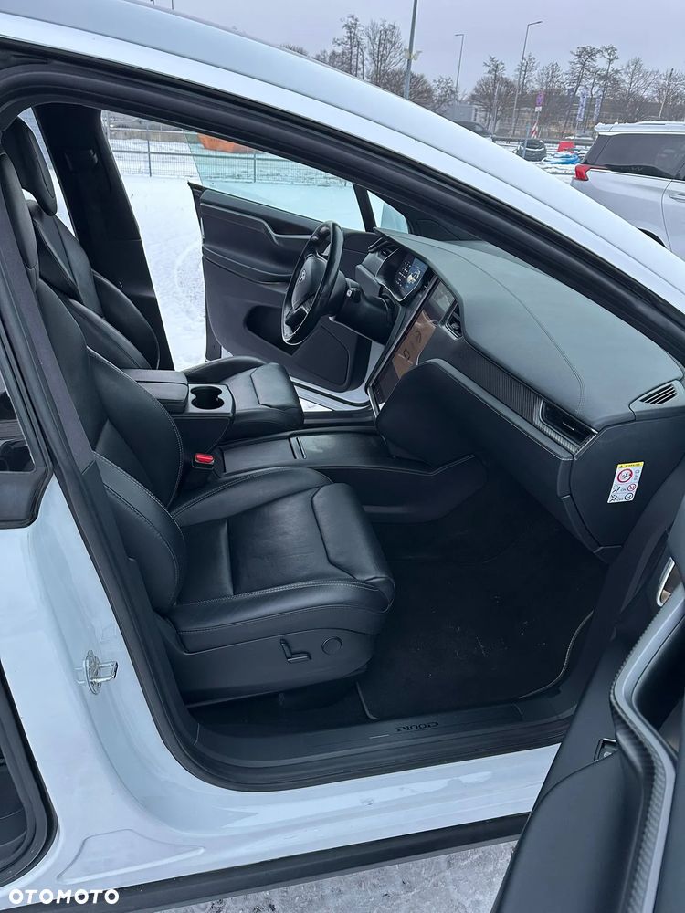 Tesla Model X - 11