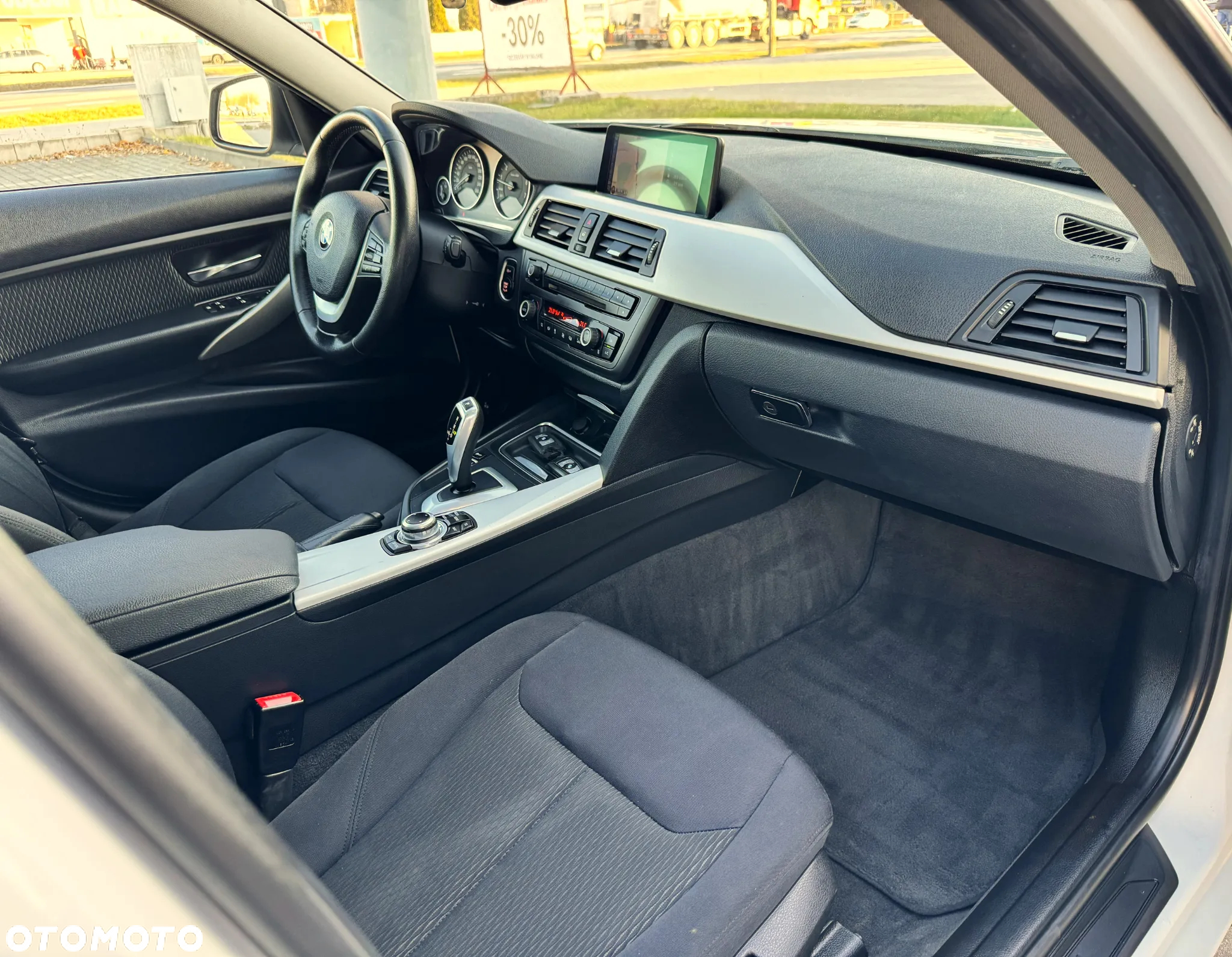 BMW Seria 3 320i Touring xDrive - 34