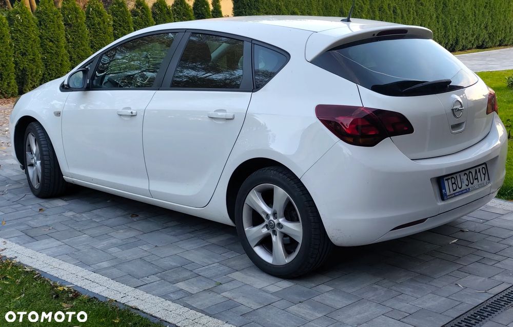 Opel Astra 2011 photo 2