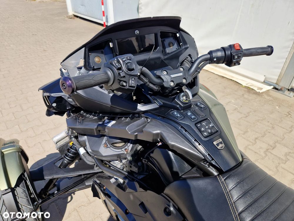 Can-Am Spyder - 18