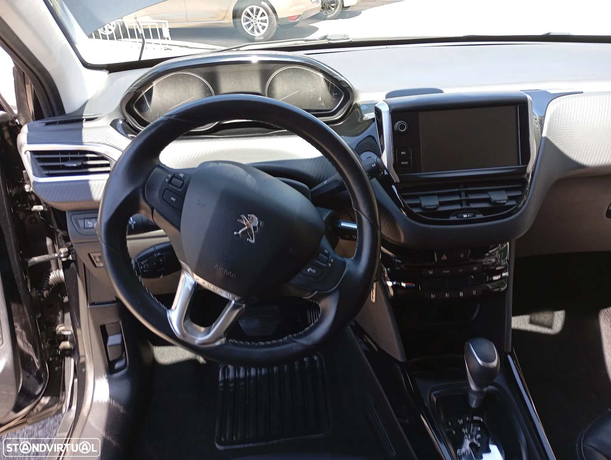 Peugeot 2008 1.2 PureTech Allure EAT6 - 5