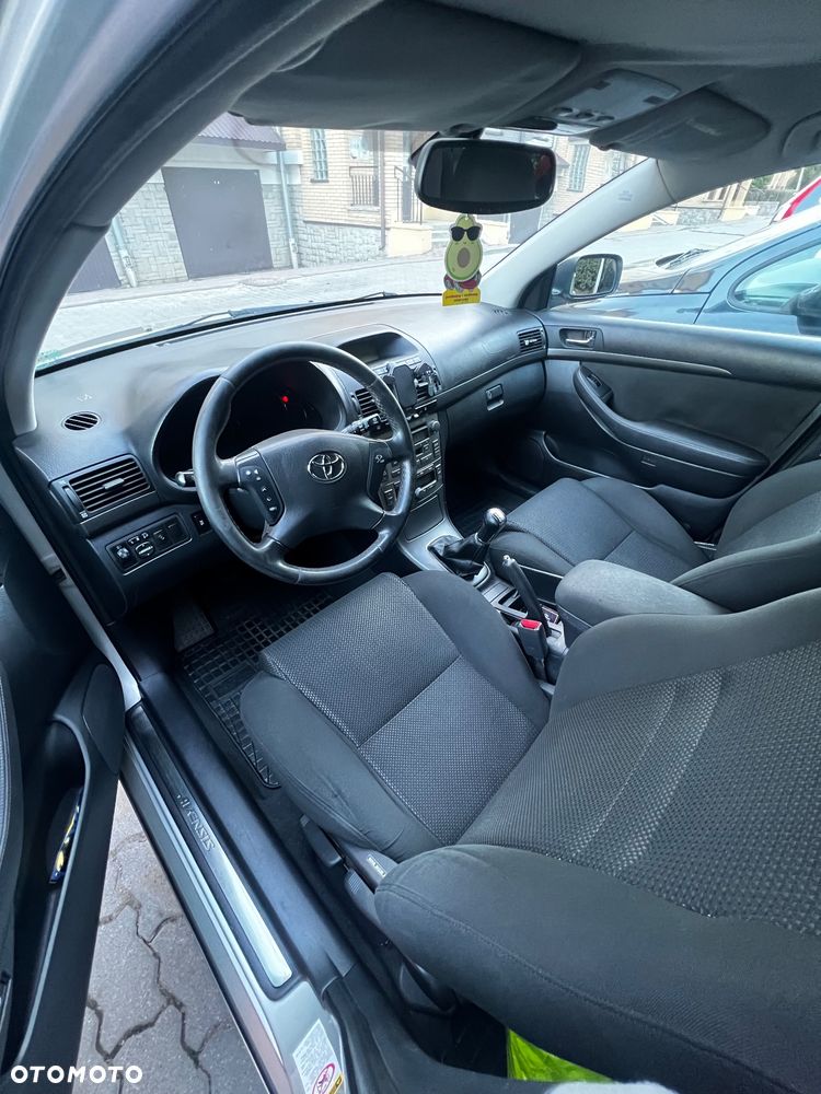 Toyota Avensis - 17