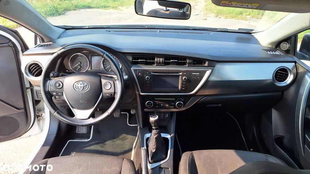Toyota Auris 1.6 Premium - 11