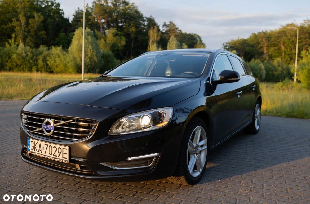 Volvo V60 D6 AWD Plug-in Hybrid Summum - 1