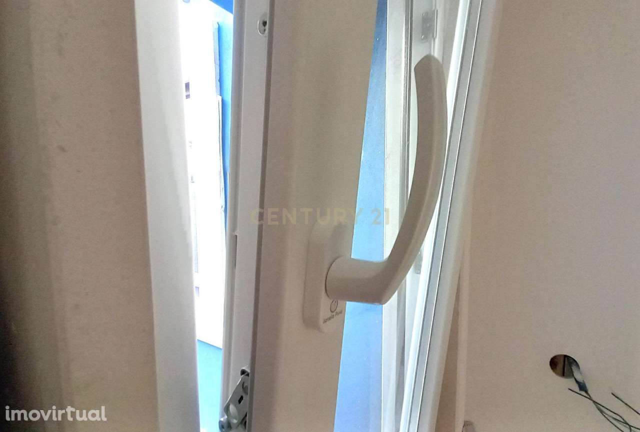 T2 NOVO COM PISCINA NA ZONA HISTÓRICA DO SEIXAL - Grande imagem: 5/15