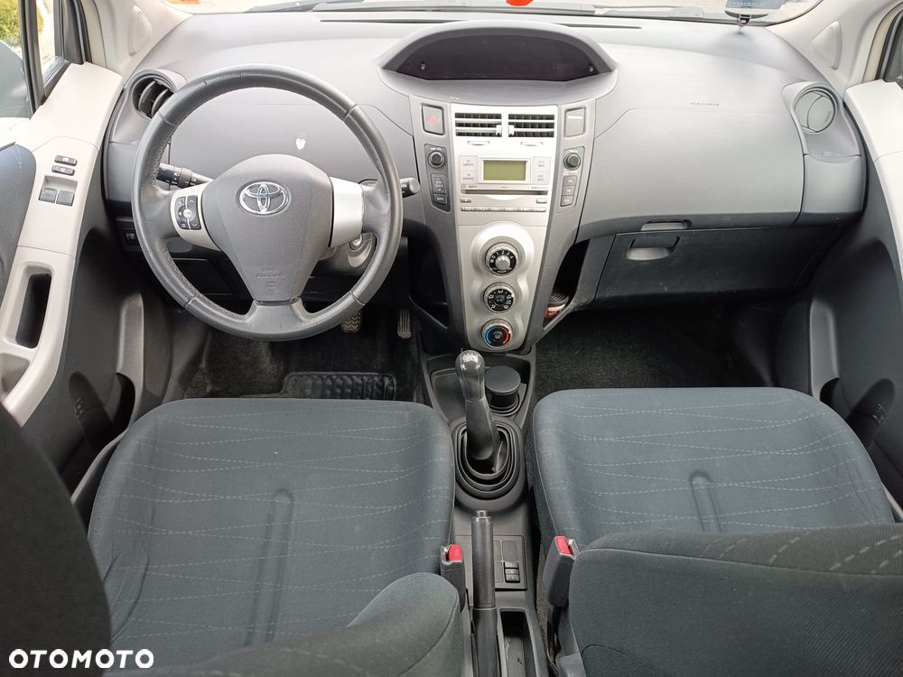 Toyota Yaris 1.3 - 10