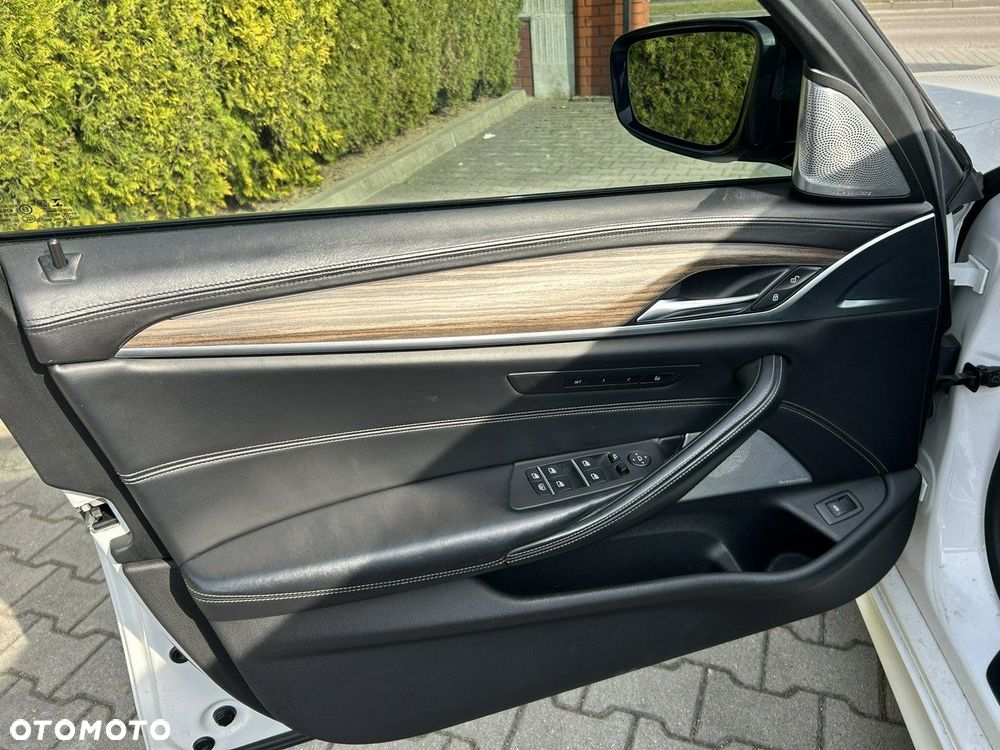 BMW Seria 5 M550i xDrive sport - 35