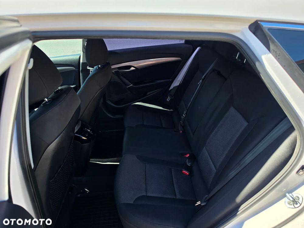 Hyundai i40 Kombi blue 1.6 Family+ - 12