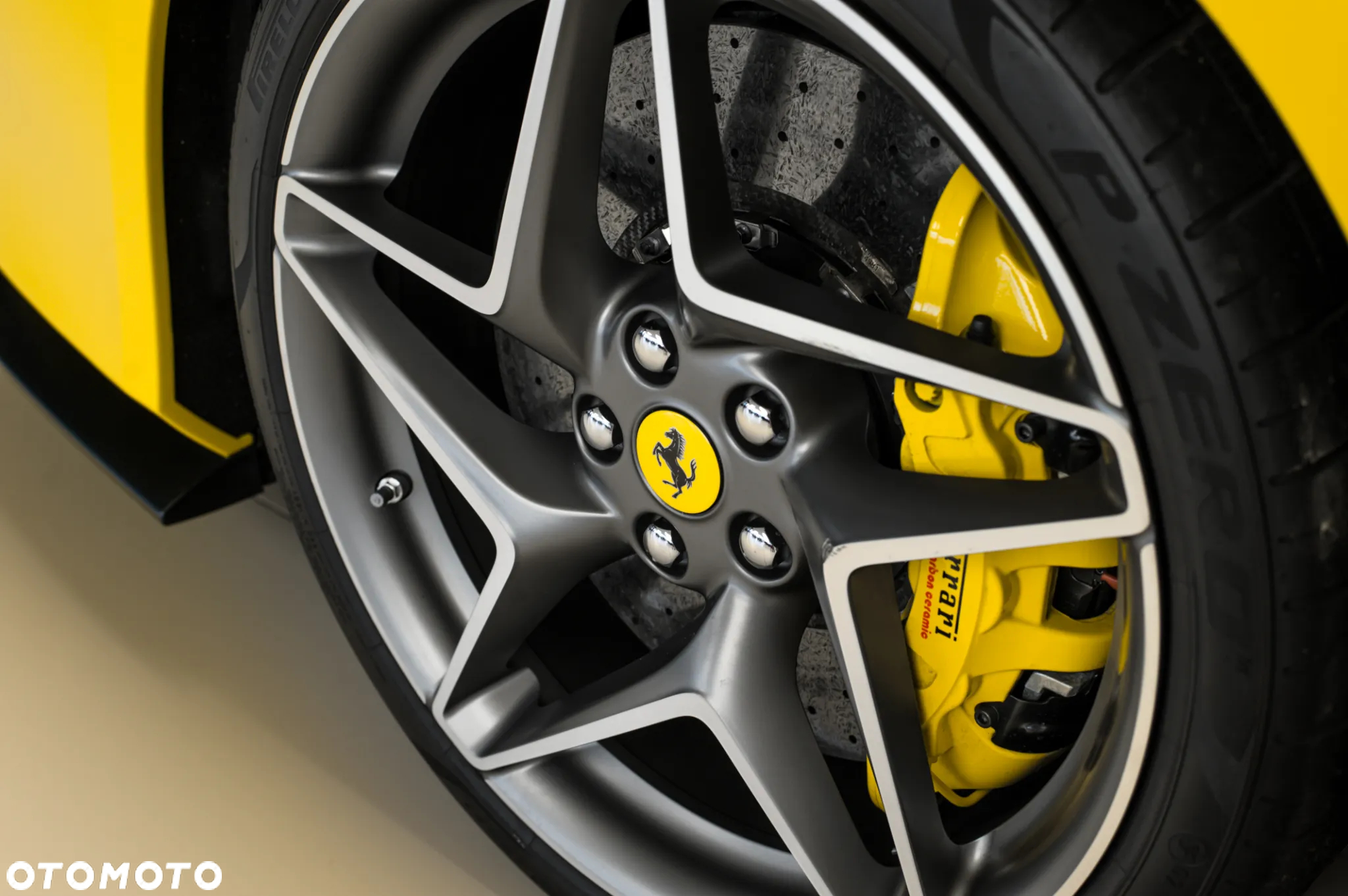 Ferrari F8 Spider - 12