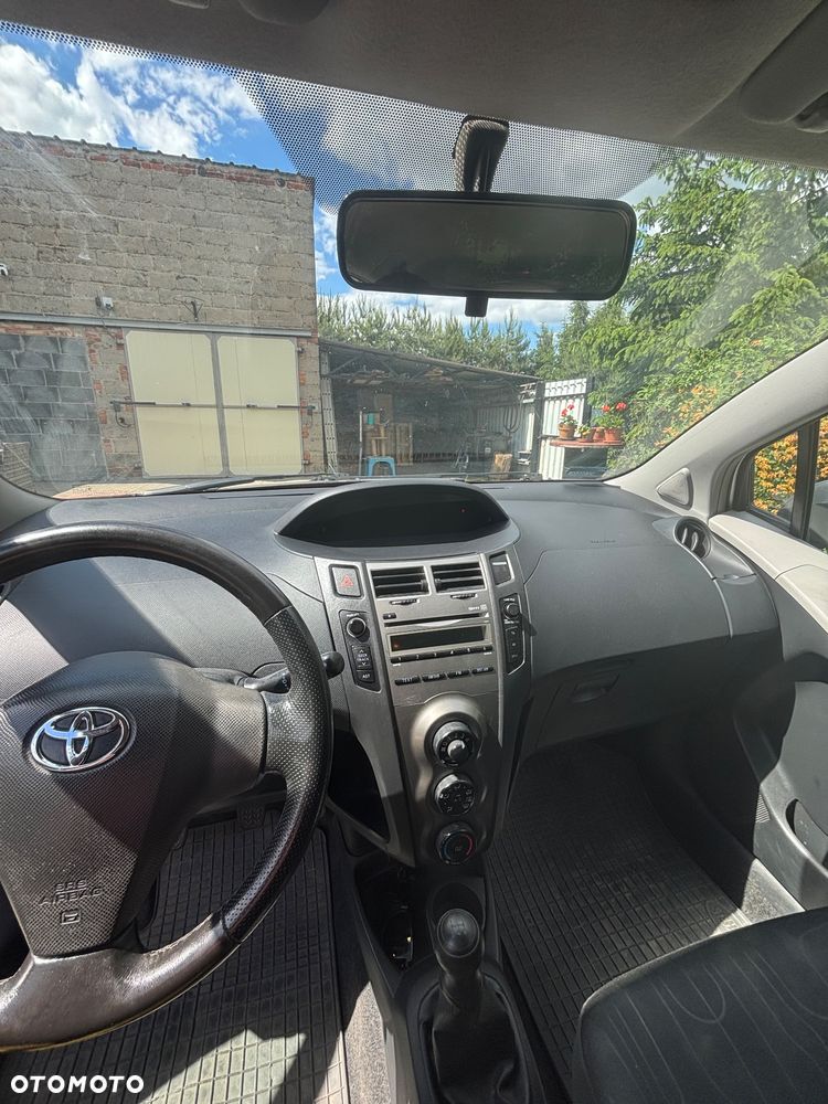 Toyota Yaris - 10