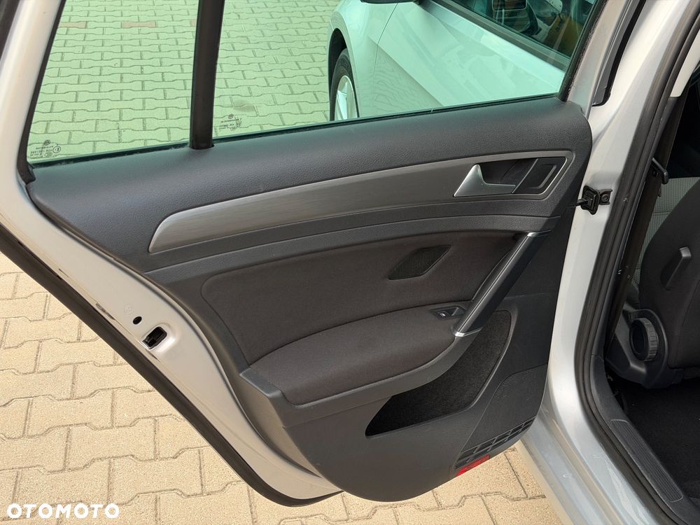 Volkswagen Golf 1.6 TDI DPF Highline - 23
