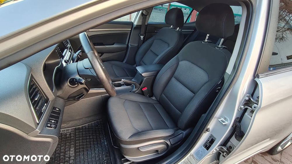 Hyundai Elantra 1.6 Comfort - 11