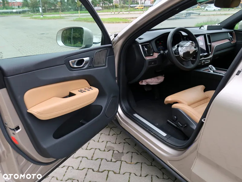 Volvo XC 60 B5 B AWD Plus Bright - 11