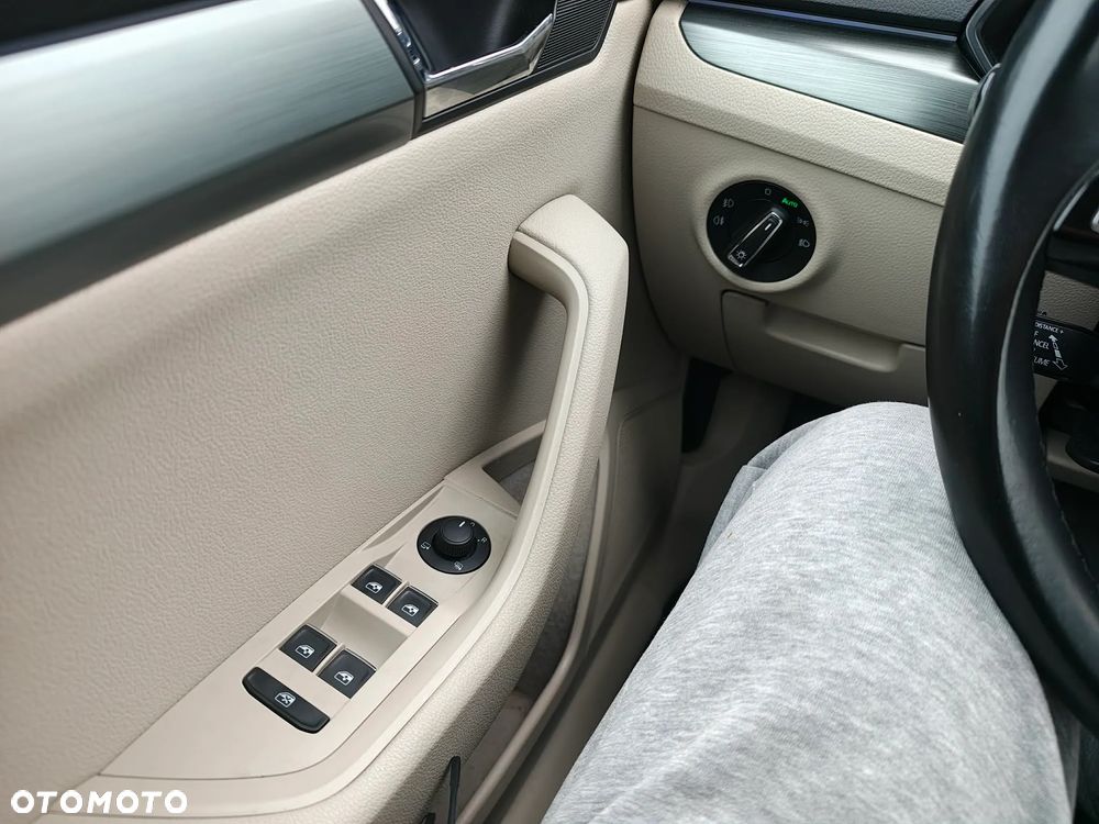 Skoda Superb 2.0 TDI DSG Premium Edition - 22
