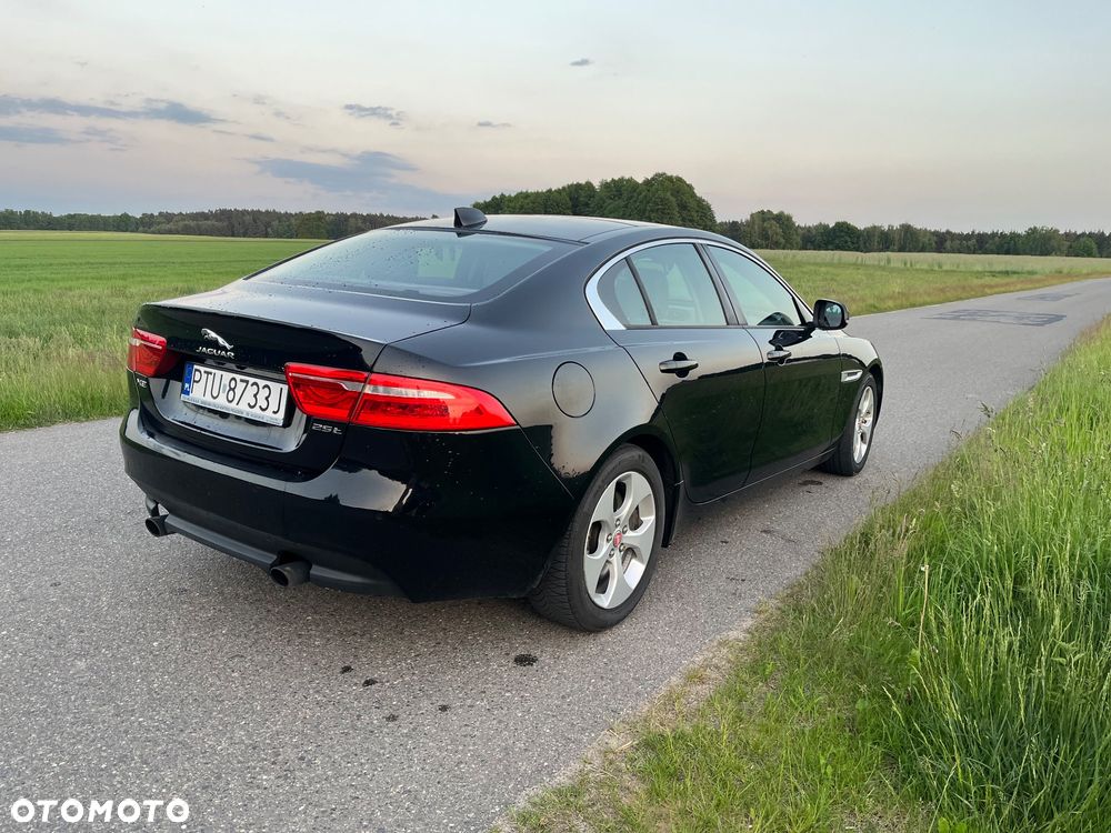 Jaguar XE 2.0 T Portfolio - 8