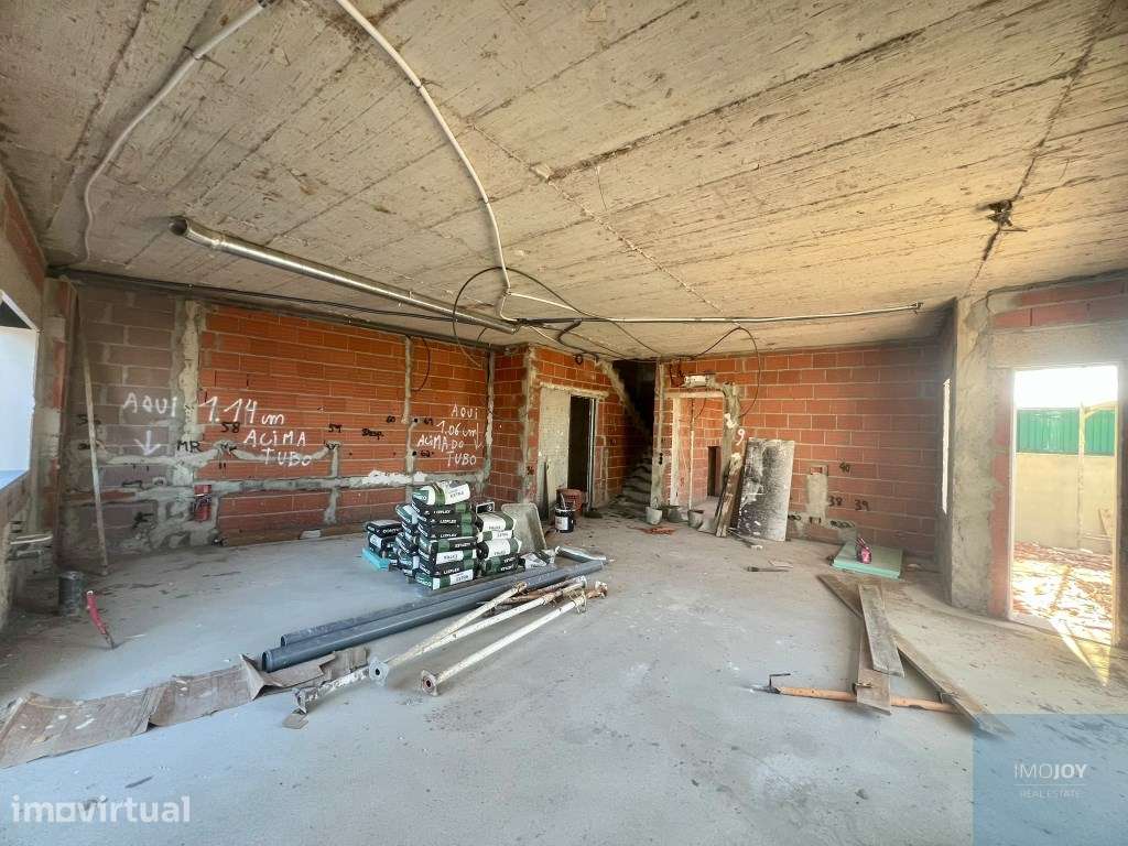 Moradia V4 com Piscina e Jardim em Trajouce - Grande imagem: 4/28
