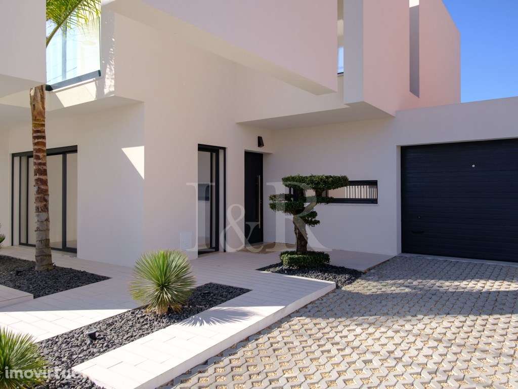 Moradia T4 com terraços e piscina na Aroeira, Almada - Grande imagem: 4/31