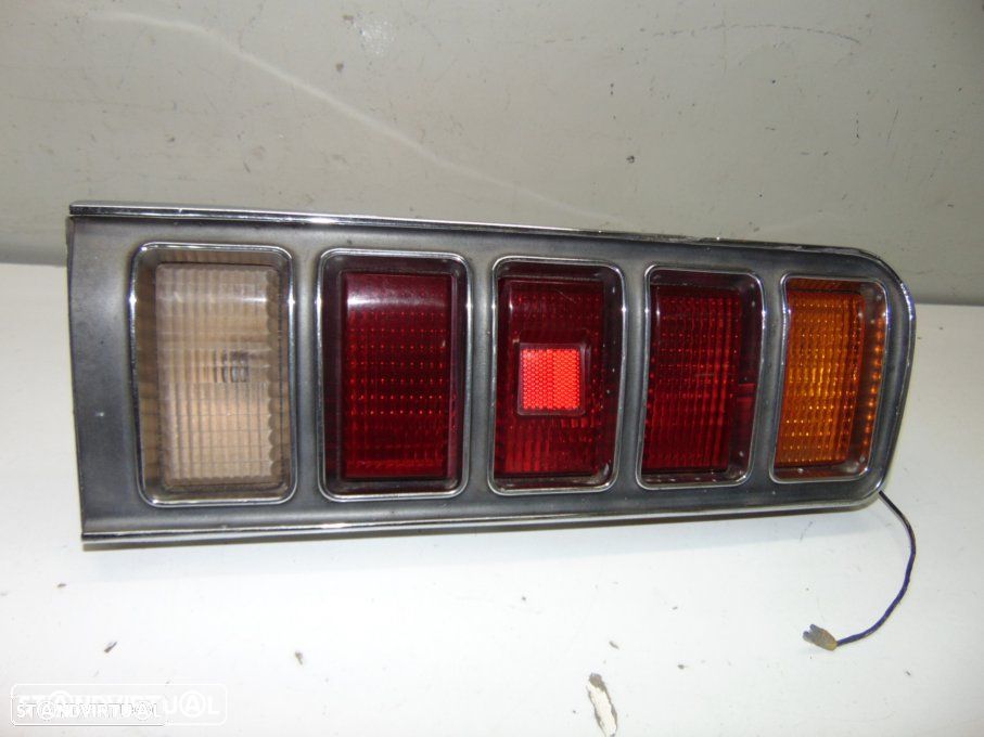 mazda  antigo - farolim de trás - 1