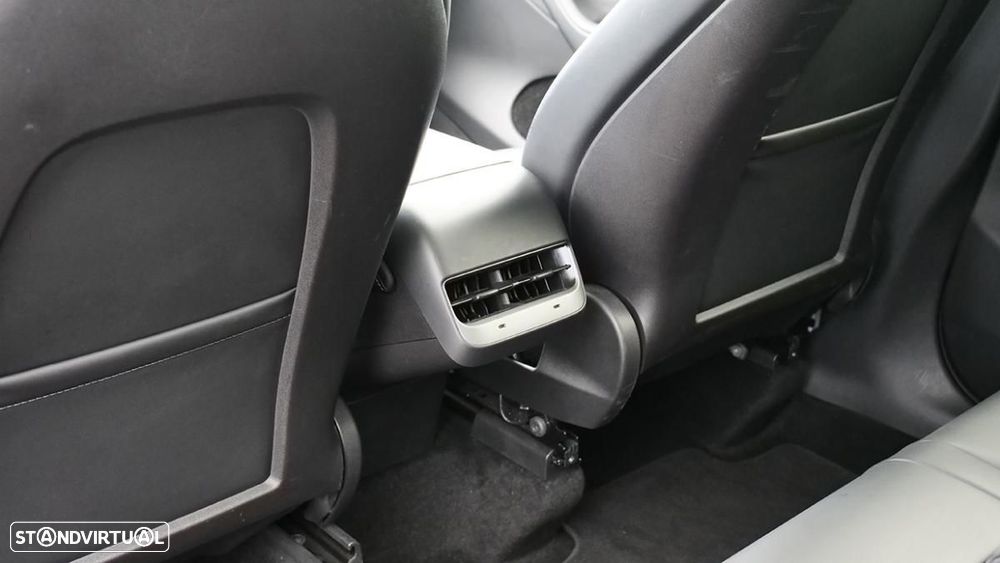 Tesla Model Y Long Range Dual Motor AWD - 36