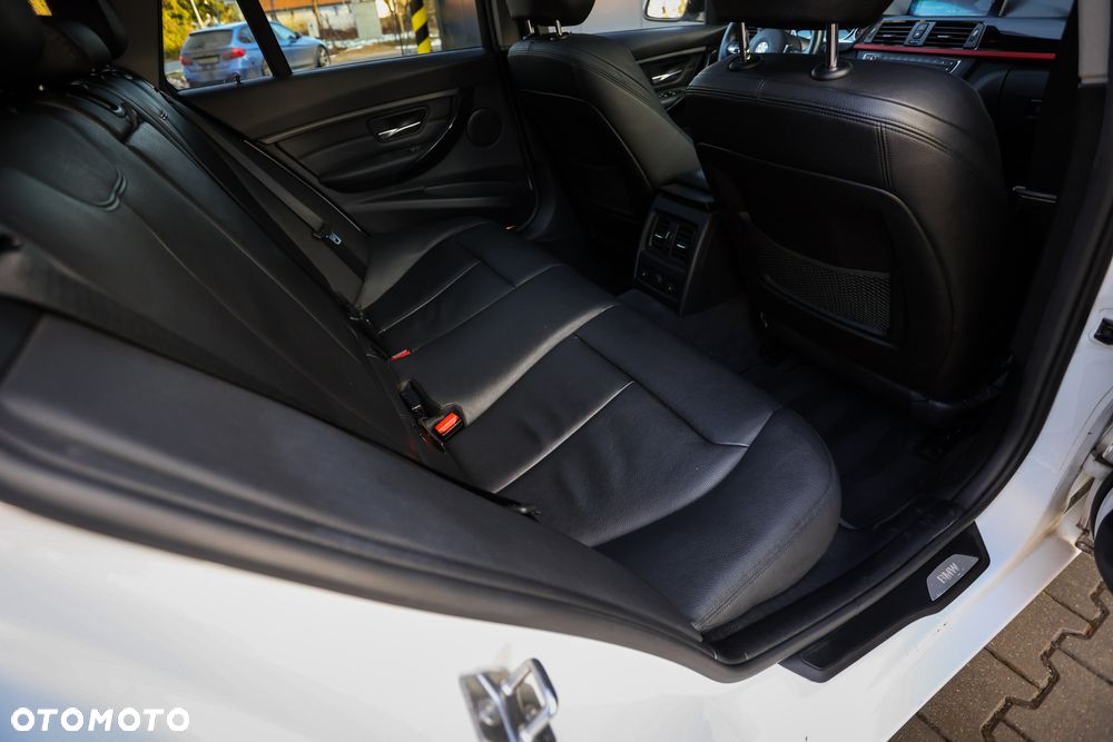 BMW Seria 3 320d Efficient Dynamics Edition Sport Line - 24