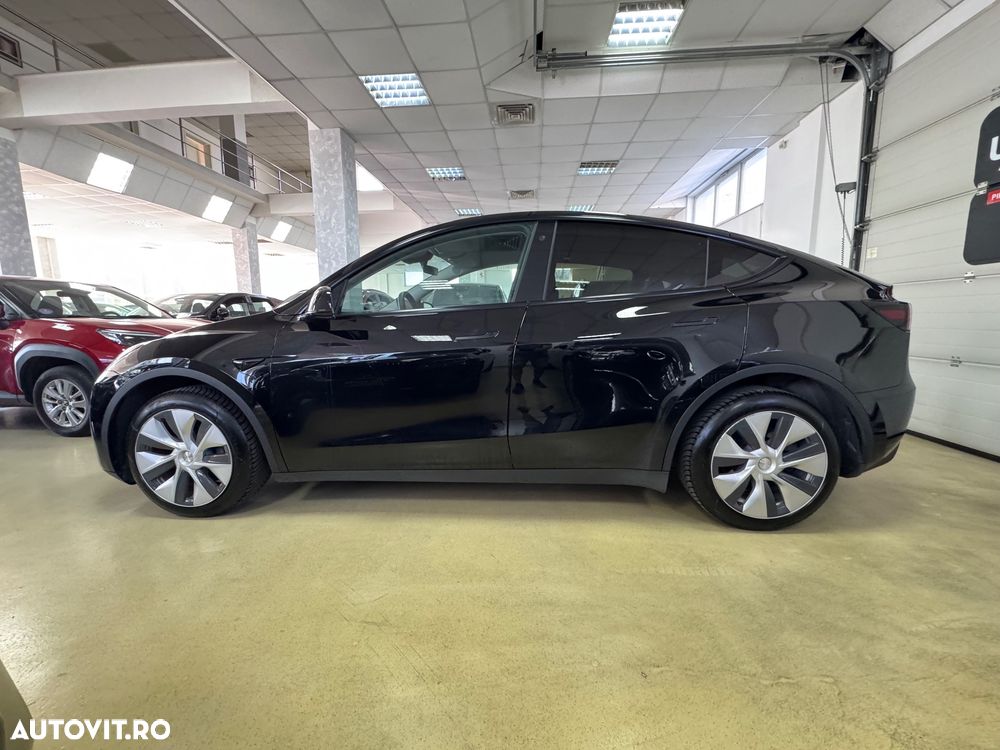 Tesla Model Y - 12