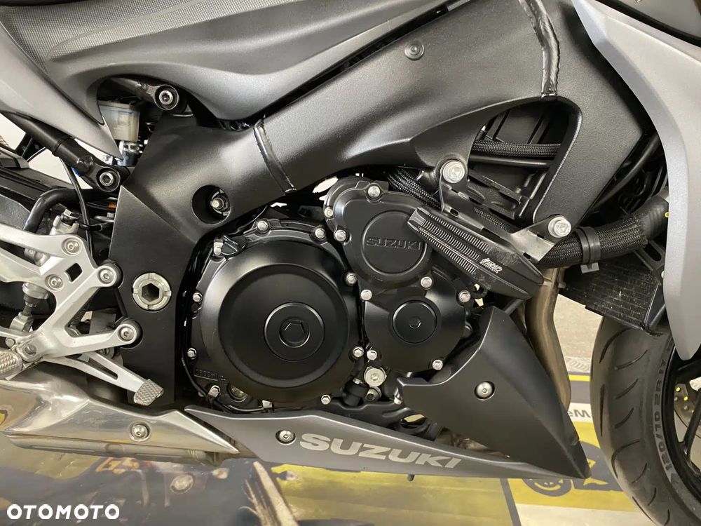Suzuki GSX 1000 - 16