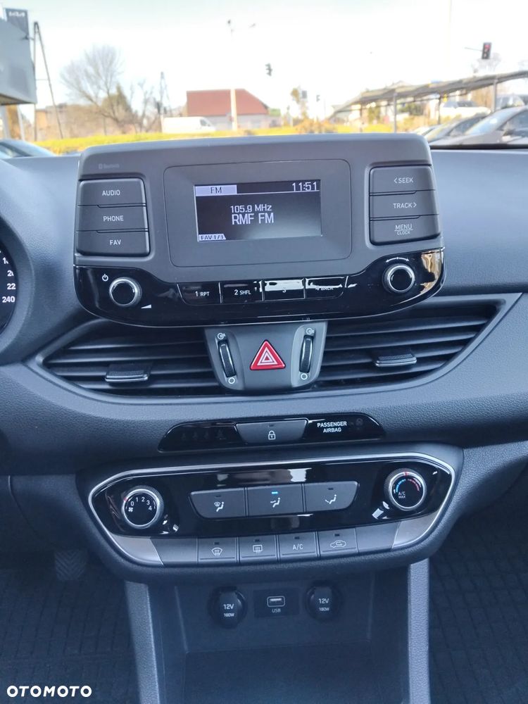 Hyundai i30 1.5 DPI Classic + - 16