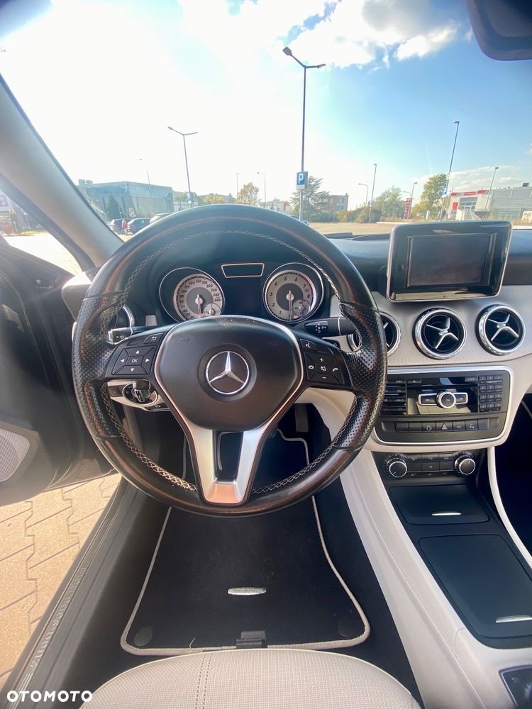 Mercedes-Benz GLA - 10