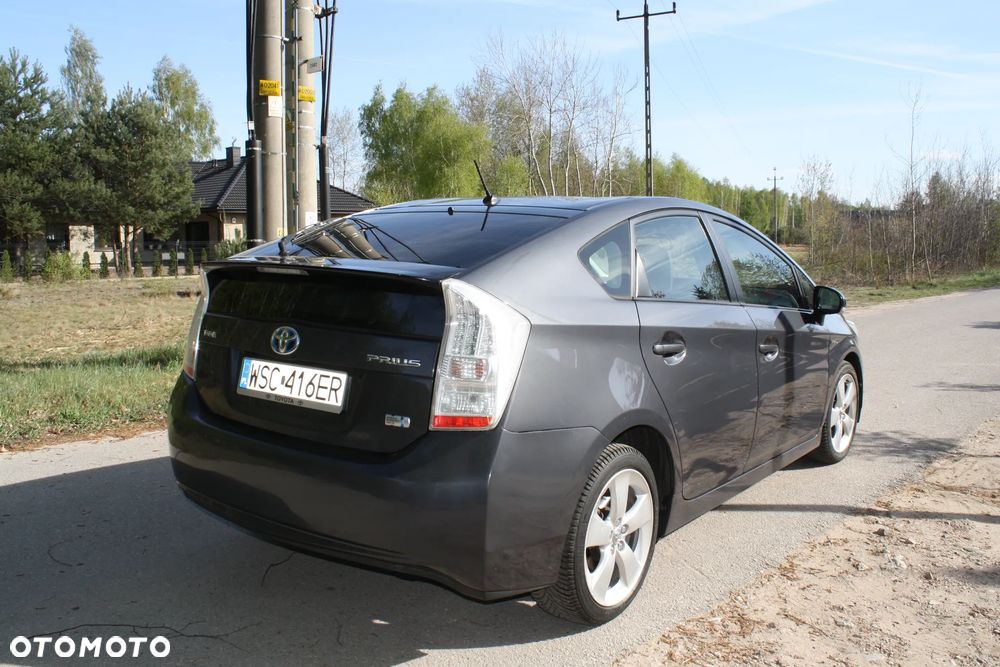 Toyota Prius (Hybrid) Executive - 3