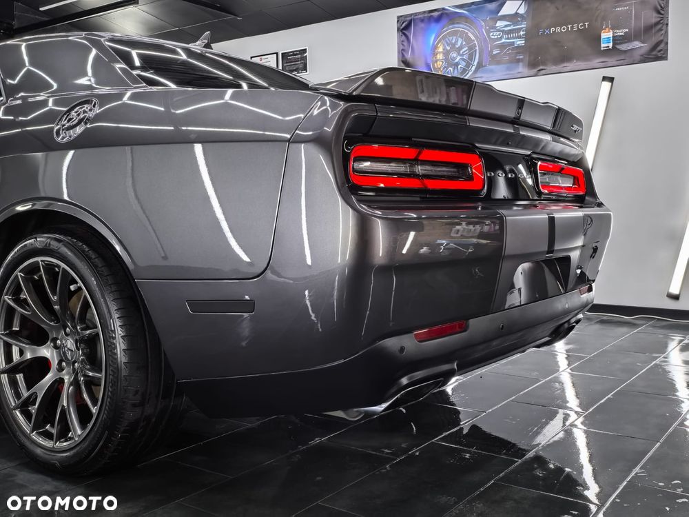 Dodge Challenger - 11