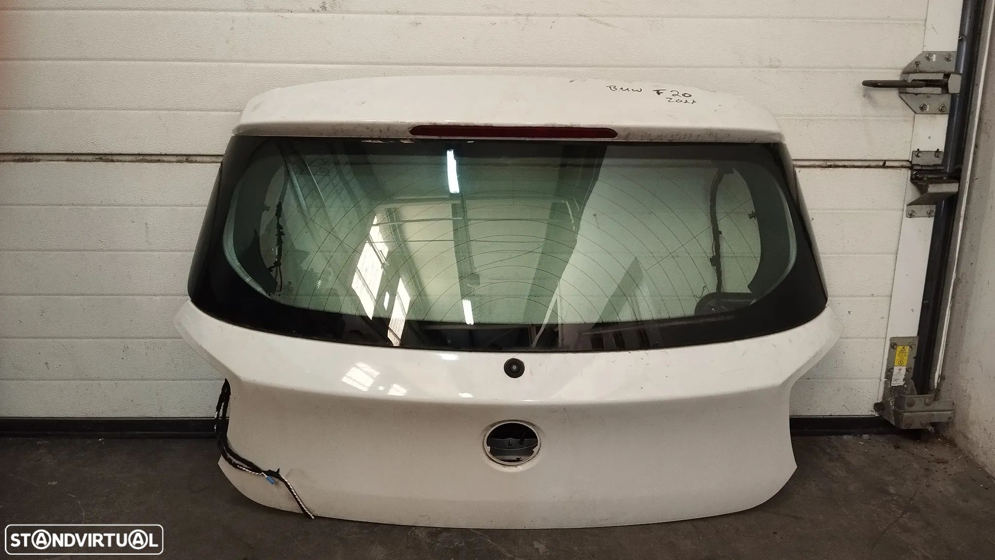 TAMPA DA MALA BMW SERIE 1 F20 F21 2011-2019 (BRANCO) - 1