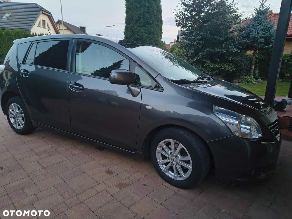 Toyota Verso 2010 photo 2