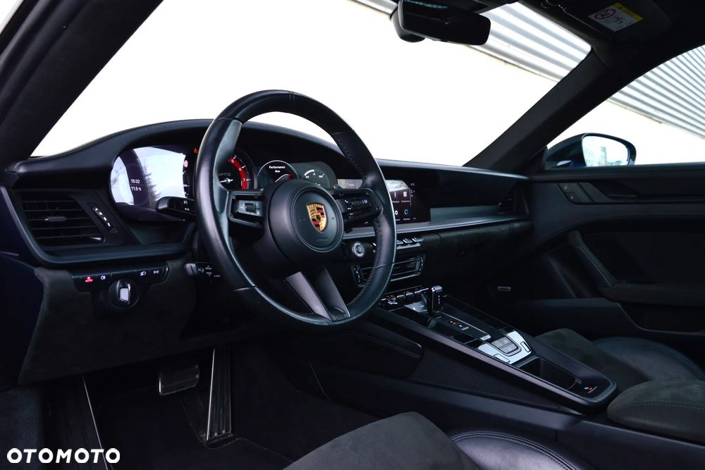 Porsche 911 Carrera 4 GTS - 13