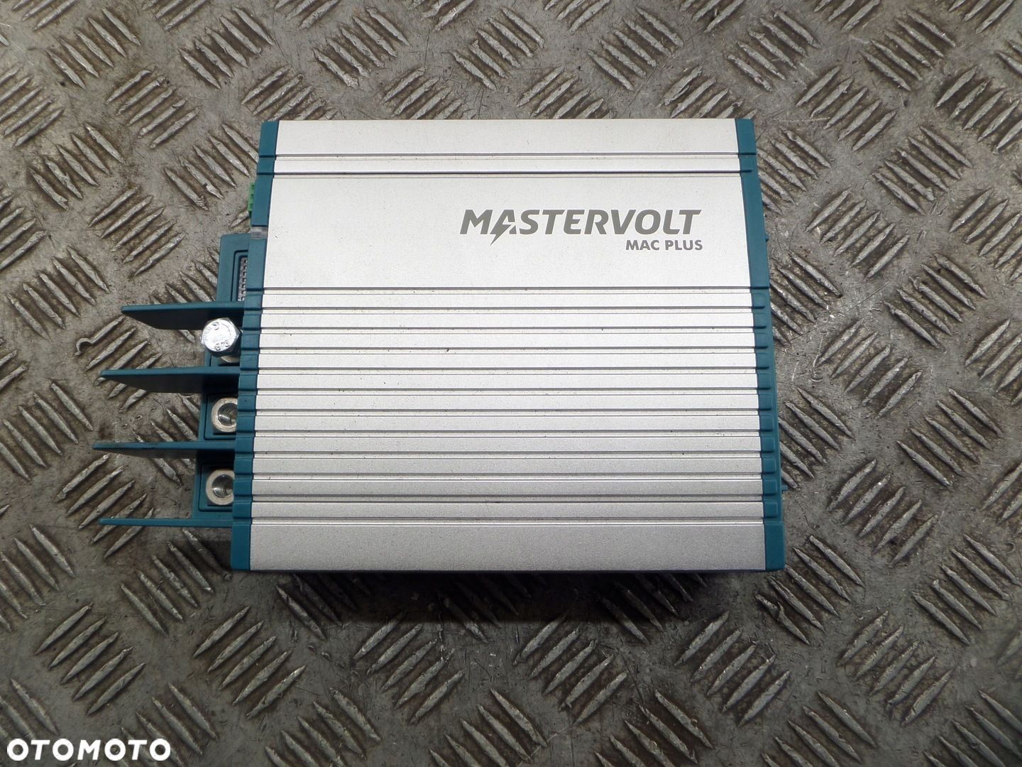 MASTERVOLT Booster do ładowania Mac Plus 12/12-50 - wytrzymała ładowarka - 1