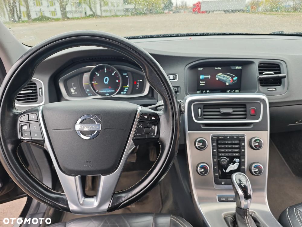 Volvo V60 D6 AWD Plug-in Hybrid R-Design Summum - 12